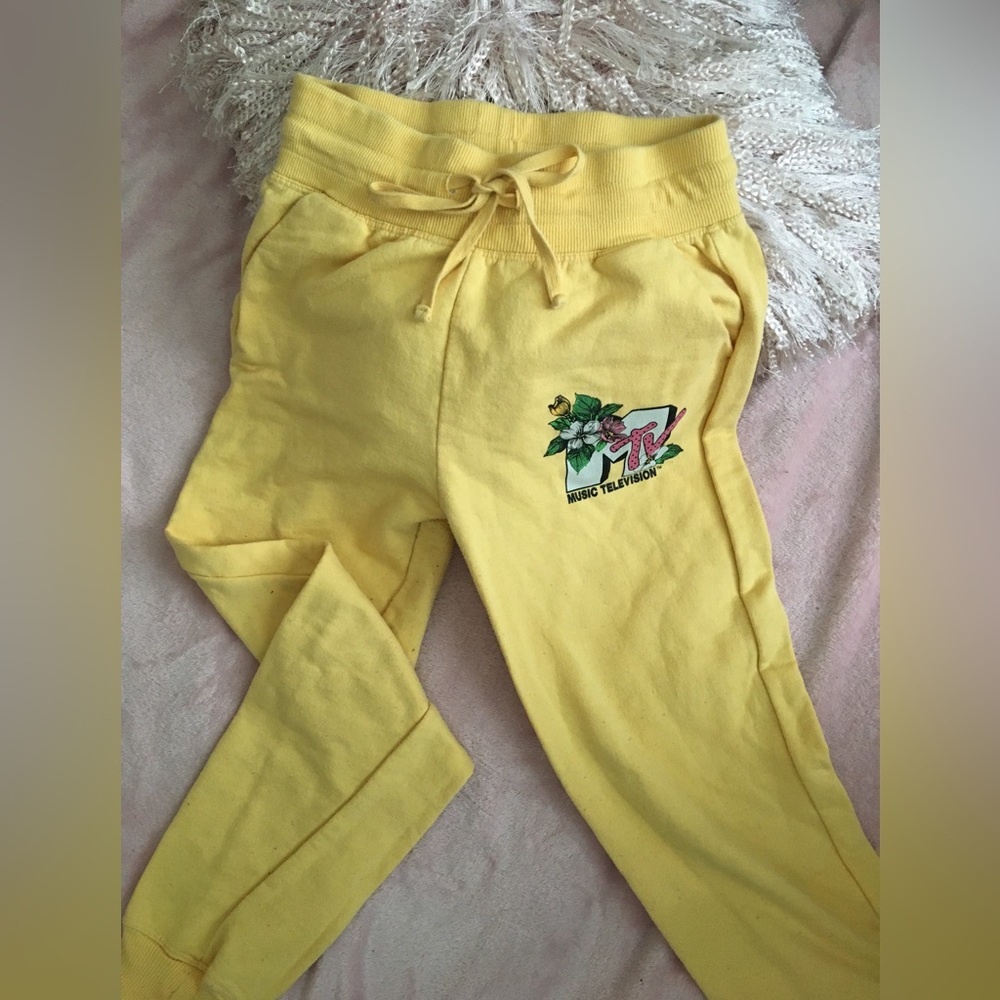 Xs yellow sweats y2k mtv!
